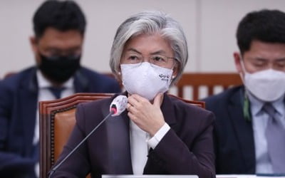 강경화, 일본 스가 총리 선출에 "급격한 변화 기대할 상황 아냐"