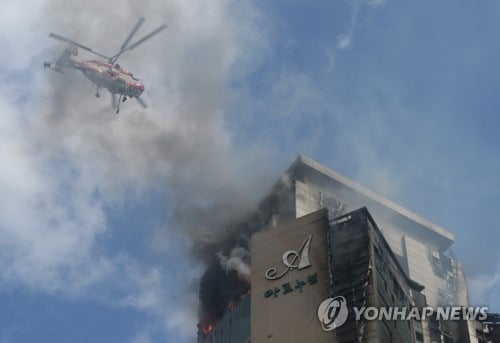 울산 33층 주상복합 화재 15시간 40분 만에 꺼져…3명 중상