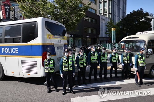 "안 그래도 힘든데"…광화문 통제에 상인들 '한숨'