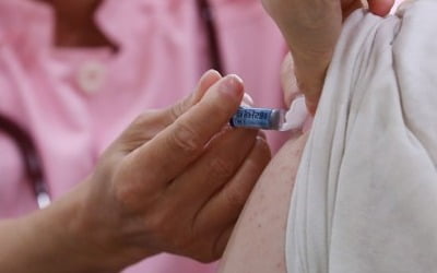 오늘부터 70세 이상 어르신 독감백신 무료접종…"마스크는 필수"