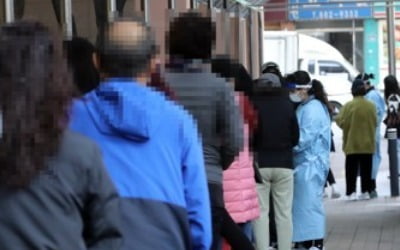 코로나19 100명대 확산에 독감 백신 악재까지…방역 '시험대'