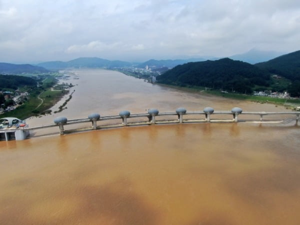 지난 8월11일 경기도 여주시 남한강에 4대강 사업으로 설치된 이포보가 수문을 열어 물을 흘려보내고 있다. /사진=뉴스1