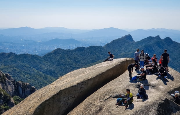  코로나19 사회적 거리두기 2단계 완화 후 첫 주말을 맞은 지난달 20일 서울 북한산 백운대 정상을 찾은 등산객들이 가을 정취를 만끽하고 있다. 사진=뉴스1