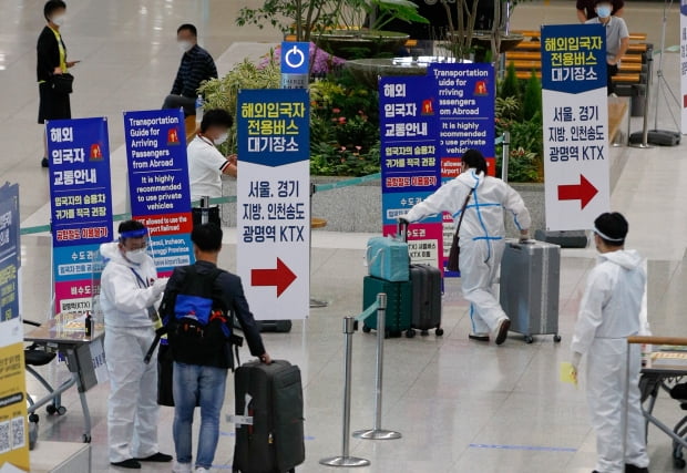  인천국제공항 1터미널에서 해외입국자 교통 안내를 받고 있는 입국객. 기사와 사진은 직접적인 관련 없음. 사진=뉴스1