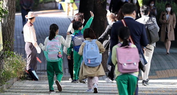 오는 19일부터 등교 인원 제한이 현재 유·초·중 3분의 1에서 3분의 2로 완화된다. 사진=뉴스1