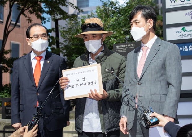  북한군에 피격돼 숨진 해양수산부 산하 서해어업지도관리단 소속 해양수산서기(8급) A씨(47)의 형 이래진씨(가운데)와 하태경(오른쪽), 태영호 국민의힘 의원이 6일 오후 서울 종로 유엔북한인권 사무소에서 유엔사무소 대표권한대행과 면담에 앞서 취재진 질문에 답변하고 있다. 사진=뉴스1