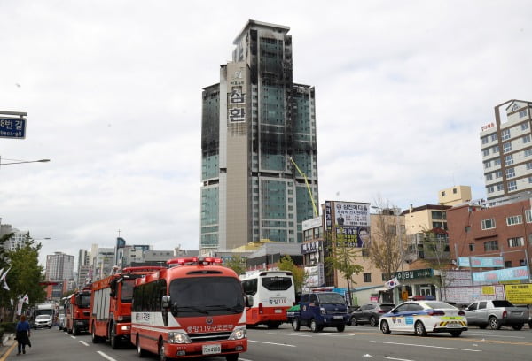 9일 오후 울산 남구 달동 삼환아르누보 주상복합아파트 화재 현장에서 소방 대원들이 잔불을 정리하고 있다. 소방당국은 이날 오후 12시 35분께 14시간 30여분 만에 초진을 완료했다고 밝혔다. 뉴스1