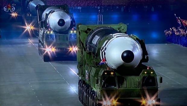 북한이 10일 노동당 창건 75주년을 맞아 열병식을 개최하고 신형 ICBM 추정 무기를 공개했다.아울러 김정은 북한 국무위원장이 육성연설을 했다고 조선중앙TV가 보도했다. 사진=뉴스1(조선중앙 TV 갈무리)