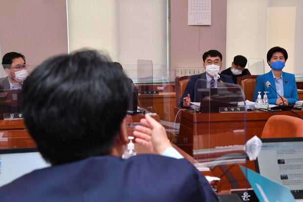 장제원 국민의힘 의원과 김남국 더불어민주당 의원이  12일 서울 여의도 국회에서 열린 법제사법위원회의 법무부 등에 대한 국정감사에서 언쟁을 벌이고 있다.  /뉴스1