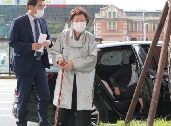 일본군 위안부 피해자 이용수 할머니가 독일의 '평화의 소녀상' 철거 명령 철회 촉구서를 전달하기 위해 14일 서울 중구 주한 독일대사관으로 향하고 있다. /사진=뉴스1