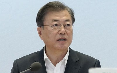 문 대통령 "코로나 치료제·백신 자체개발, 반드시 끝을 보겠다"