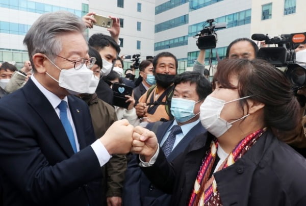 공직선거법 위반 등 혐의로 불구속기소돼 파기환송심서 무죄 선고를 받은 이재명 경기도지사가 16일 오전 경기도 수원시 영통구 수원고등법원에서 열린 파기환송심 선고 공판을 마치고 지지자들과 인사를 나누고 있다. /사진=뉴스1