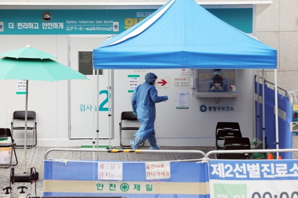 지난 16일 서울 중랑구 보건소에 마련된 신종 코로나바이러스 감염증(코로나19) 선별진료소에서 의료진이 업무를 보고 있다. /사진=뉴스1