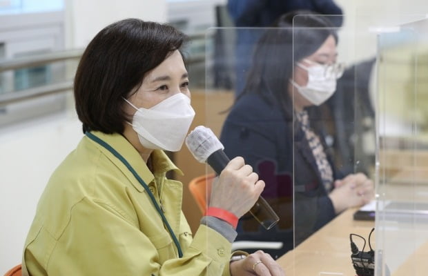 유은혜 교육부총리 겸 교육부 장관이 경기 고양시 한국경진학교에서 특수학교 현장 간담회를 하고 있다. 사진=뉴스1