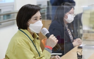 유은혜 "오늘부터 전국 학교 밀집도 2/3 이상…방역 철저"