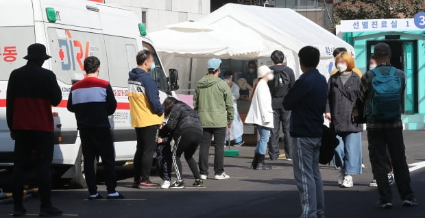  20일 오전 서울 중구 국립중앙의료원에 마련된 선별진료소에서 내원객들의 코로나19 검사를 기다리고 있다. 사진=뉴스1