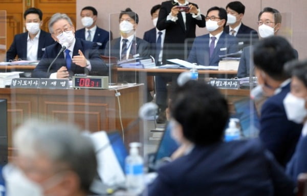 이재명 경기도지사가 20일 경기도 수원시 팔달구 경기도청에서 열린 국회 국토교통위원회의 경기도에 대한 국정감사에서 의원 질의에 답변하고 있다. /사진=뉴스1