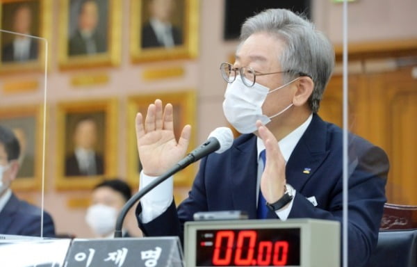 이재명 경기도지사가 지난 20일 경기도 수원시 팔달구 경기도청에서 열린 국회 국토교통위원회의 경기도에 대한 국정감사에서 의원 질의에 답변하고 있다. /사진=뉴스1