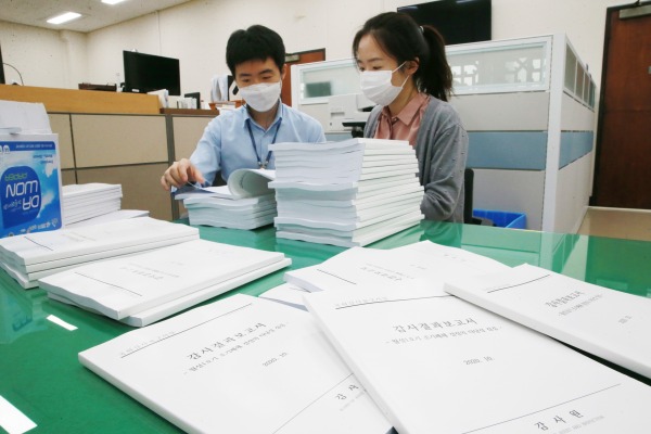 감사원의 월성1호기 조기폐쇄 타당성 점검에 관한 감사결과보고서가 국회에 제출된 20일 서울 여의도 국회 의안과에서 의안과 직원들이 감사결과보고서를 정리하고 있다. 사진=뉴스1