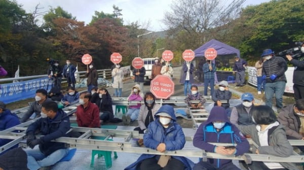  국방부와 미군이 22일 경북 성주군 초전면 소성리 사드(THAAD·고고도미사일방어체계) 기지에 공사 장비를 옮길 것으로 전해지자 사드배치반대 대구경북대책위원회과 주민들이 공사 장비를 실은 차량 진입을 차단하기 위해 사다리에 들어가 앉은 채 도로를 막고 있다. /사진=뉴스1