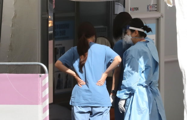  25일 오전 서울 중구 국립중앙의료원에 마련된 선별진료소에서 의료진이 코로나19 검사를 준비하고 있다. 기사와 사진은 직접적인 관련 없음. 사진=뉴스1
