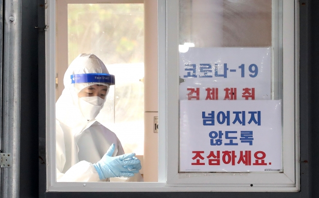 26일 오전 서울 성동구 마장로 성동구보건소에 마련된 선별진료소에서 의료진이 코로나19 검사를 준비하고 있다. 기사와 사진은 직접적인 관련 없음. 사진=뉴스1