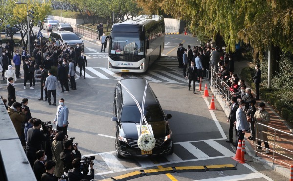 사진공동취재단 = 28일 오전 고 이건희 삼성전자 회장의 운구차량이 서울 일원동 삼성의료원 장례식장을 빠져나오고 있다. 