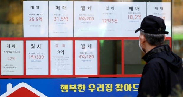 서울 시내 부동산 공인중개사 사무소에 전세, 월세, 매매 등 매물 정보가 붙어있다. /뉴스1