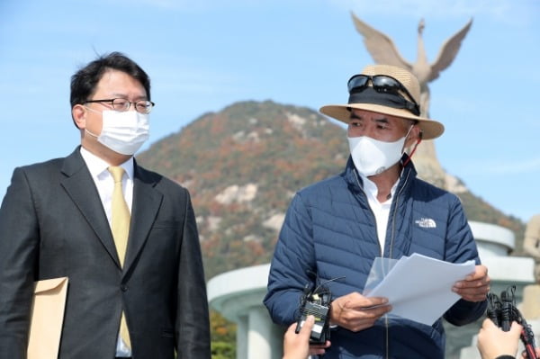 서해 북단 소연평도 해상에서 실종됐다가 북한군에 사살된 해양수산부 공무원의 형 이래진 씨(오른쪽)가 28일 오후 서울 종로구 청와대 분수대 앞에서 사건에 대한 청와대 정보공개청구 기자회견을 갖고 있다. 사진=뉴스1