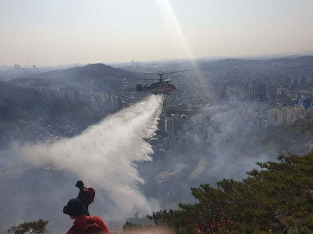 30일 서울 은평구 북한산 족두리봉 인근 등산로에서 발생한 화재가 5시간 만에 진화됐다. /사진=뉴스1