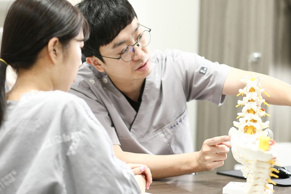 [2020 한국소비자만족지수 1위] 비수술 척추관절 병원, 메디인한방병원