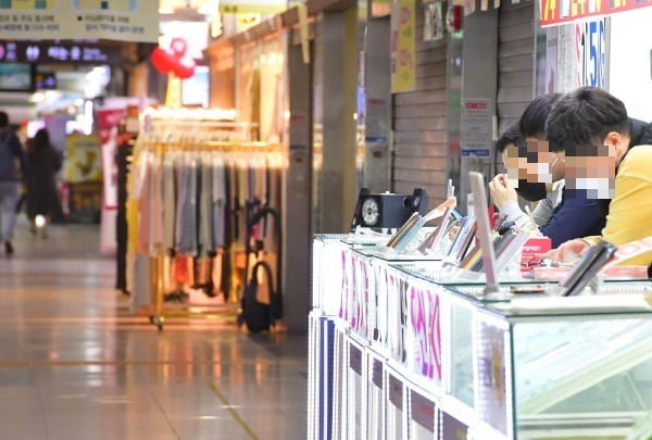 서울 강남역 지하상가 한 휴대폰 매장에 판매원들이 손님을 기다리고 있다/사진=한경DB