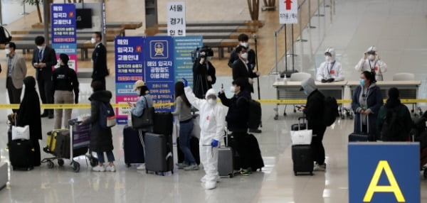 방한 중국인 코로나 검사 '무료'…중국행 한국인은 40만원