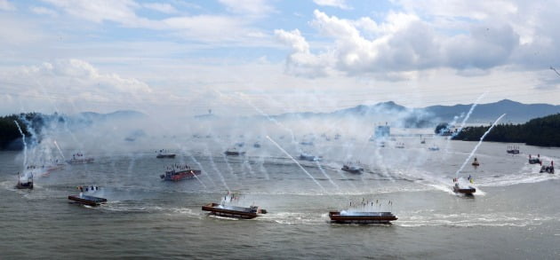 지난해 전남 진도군 울돌목에서 열린 '2019명량대첩축제'에서 어민들이 명량해전을 재현하고 있는 모습. 명량대첩축제는 임진왜란 당시 진도∼해남 해역에서 판옥선 13척으로 열 배가 넘는 규모의 왜군을 물리친 이순신 장군과 조선 수군을 기리는 해상전투 재현 행사다. 사진=연합뉴스