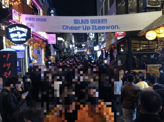 지난달 31일 오후 11시30분 서울 용산구 이태원 세계음식문화거리가 핼로윈데이를 즐기러 나온 사람들로 붐비고 있다.