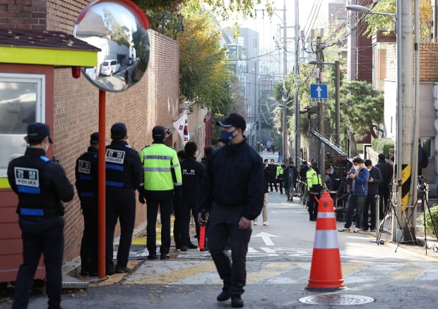 이명박 전 대통령이 재수감 되는 2일 오전 서울 강남구 논현동 자택 앞에 경찰들이 근무를 서고 있다. 사진=연합뉴스