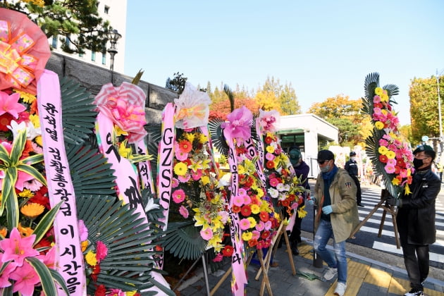 대검 앞 '윤석열 응원 화환' 350여개 자진 철거