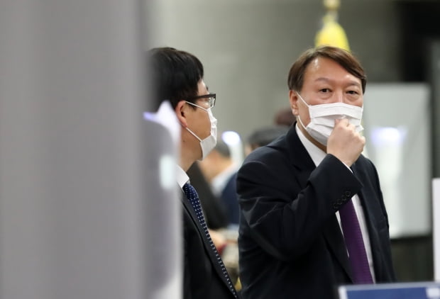 8개월 만에 전국 검찰청 순회 간담회를 재개한 윤석열 검찰총장이 10월 29일 오후 대전지방검찰청에서 지역 검사들과 대화하고 있다. 사진=연합뉴스