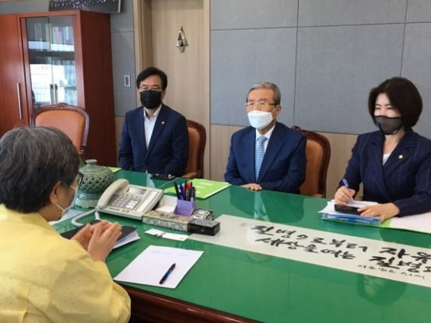 오른쪽에 앉은 김미애 미래통합당 의원이 망사 마스크를 쓰고 있는 모습이 보인다. 사진=연합뉴스