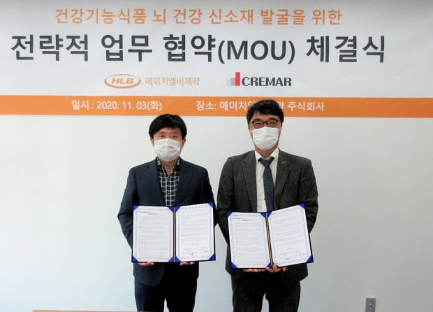 왼쪽부터 박재형 에이치엘비제약 대표와 김재환 네오크레마 대표.