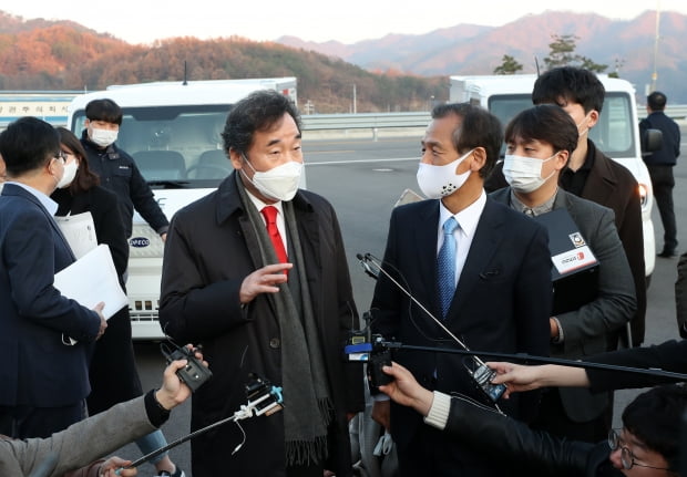 이낙연 더불어민주당 대표가 11일 오후 강원 횡성군 우천산업단지 내 전기차 생산업체 디피코에서 열린 현장 최고위원회의에서 최문순 도지사와 대화하고 있다. 사진=연합뉴스