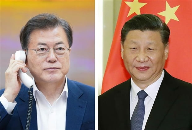 문재인 대통령(왼쪽)이 청와대 여민관에서 시진핑 중국 국가주석과 전화 통화하고 있다. 사진=청와대 제공