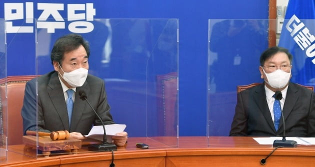 이낙연 더불어민주당 대표(왼쪽)와 김태년 민주당 원내대표. 뉴스1