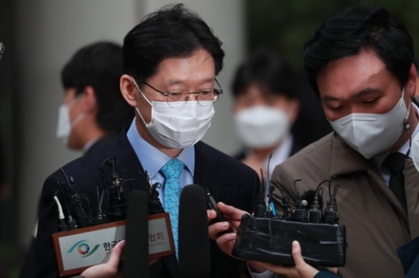 지난 6일 김경수 경남도지사가 서울고등법원에서 열린 2심 선고공판을 마친 후 법정을 빠져나오고 있다. /사진=강은구 기자 egkang@hankyung.com