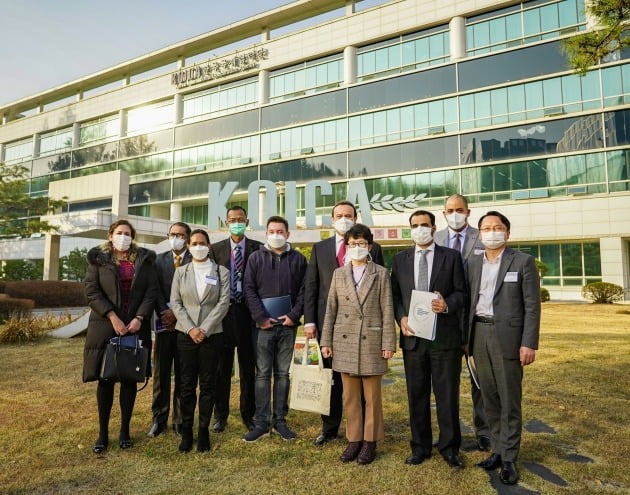 12일 경기 성남시 코이카 본부에서 열린 공공행정 우수사례 설명회가 끝난 뒤 참석자들이 기념촬영을 하는 모습. 백숙희 코이카 아프리카중동·중남미본부 이사(앞줄 오른쪽에서 세 번째), 마르코 툴리오 치카스 소사 주한 과테말라 대사(뒷줄 오른쪽에서 두 번째), 알 사아디 자카리야 하메드 할랄 주한 오만 대사(앞줄 오른쪽에서 두 번째).  /코이카 제공