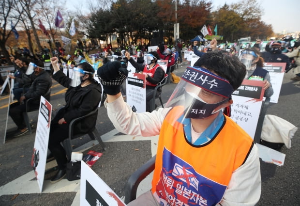 14일 오후 서울 영등포구 여의도공원 앞에서 전국노동자대회가 열리고 있다. 사진=연합뉴스