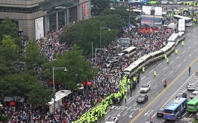 경찰, 보건소 여직원 껴안고 난동 부린 확진자 영장 신청