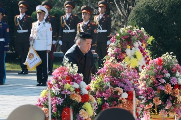 김정은 북한 국무위원장이 지난달 22일 중공군의 6·25 전쟁 참전 70주년을 기념해 중국인민지원군 열사능을 참배한 모습.  뉴스1