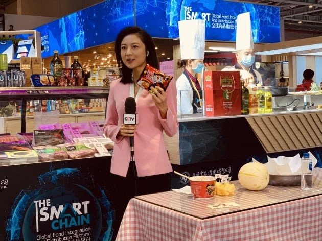 삼양식품은 지난 5일 상하이에서 열린 ‘중국 국제수입박람회(CIIE)’ 에서 불닭볶음면 홍보관을 운영했다. 중국 지역방송사인 상해동방위성 리포터가 불닭볶음면을 소개하고 있다.   삼양식품 제공 