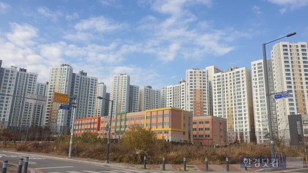 SRT 지제역 일대에 새로 조성된 아파트 단지들. (사진 김하나 한경닷컴 기자)